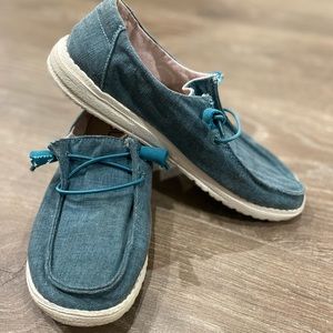 Hey Dude women’s shoes size 7 turquoise